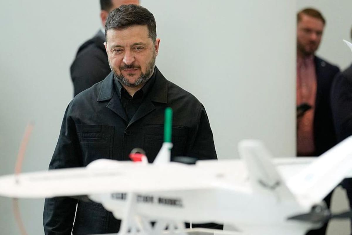 Zelensky participa en exhibiciones para mostrar los dispositivos que Ucrania utiliza en la guerra contra Rusia.