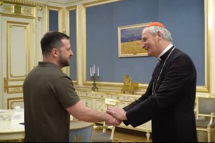 Zelensky saluda al enviado especial del Vaticano, el cardenal italiano Matteo Zuppi, de visita en Kiev