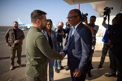 Zelensky saluda al primer ministro de Cabo Verde, durante una escala técnica en su viaje a Buenos Aires