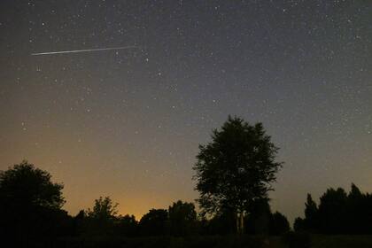 ZEN001. VIAZYNKA (BIELORRUSIA), 13/08/2015.- Un meteoro de las Perseidas se quema al entrar a la atmósfera hoy, jueves 13 de agosto de 2015, cerca a la población de Viazynka, a unos 40 km de Minsk Bielorrusia