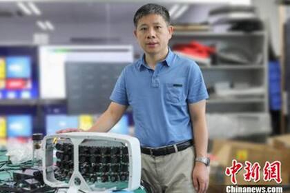 Zeng Xiaoyang junto a la cámara de 500 megapixeles que forma parte del sistema de inteligencia artificial utilizado para el reconocimiento facial en multitudes