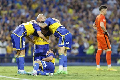 Zenón, en el piso, festeja con Merentiel, Saralegui y Benedetto el segundo gol de Boca