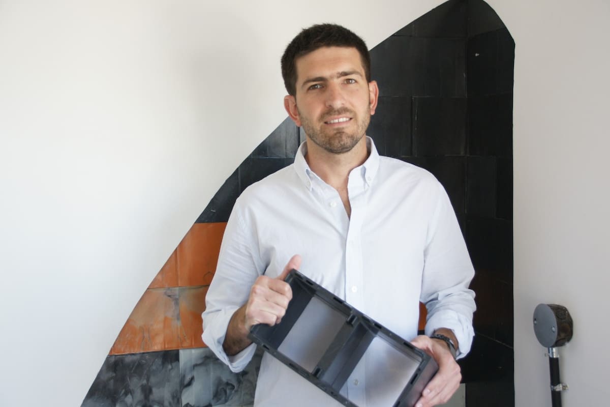 Zenón Santiago maneja la unidad de negocios que produce ladrillos de plástico