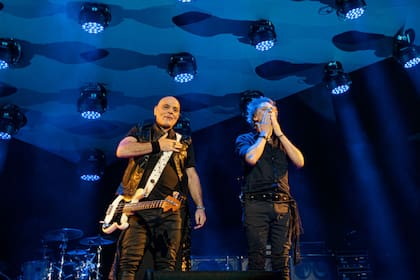 Zeta Bosio y Charly Alberti en el cierre del show de Soda Stereo - Gracias Totales en Bogotá, en marzo de 2020