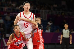 Es china, tiene 17 años y con sus 2,20 metros sorprende al mundo del básquetbol femenino