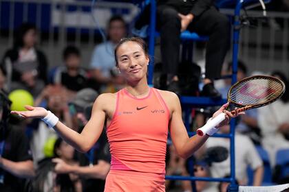 Zheng Qinwen gesticula tras derrotar a Sofia Kenin en la final del Abierto Pan Pacific, el domingo 27 de octubre de 2024, en Tokio. (AP Foto/Eugene Hoshiko)