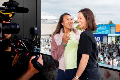 Zheng Qinwen, la tenista china que alcanzó su primera final de Grand Slam, en Australia, sorprendida por Na Li, la gran referente del gigante asiático, campeona en Melbourne hace diez años