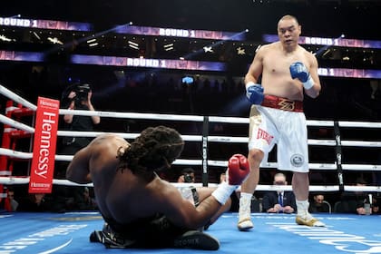 Zhilei Zhang y su KO sobre Scott Alexander en Las Vegas, en mayo de 2022