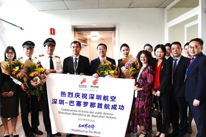 Zhou Zhiwei(L6), board member and executive vice president of Shenzhen Airlines, and Hu Aimin(L5), the deputy consul-general of China in Barcelona, welcome the cabin crew and passengers of the debut flight of Shenzhen-Barcelona route in Barcelona on August 28. (Photo: Business Wire)