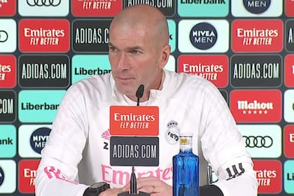 Zidane, recuperado de coronavirus, volvió a ofrecer una conferencia de prensa. Se mostró molesto.