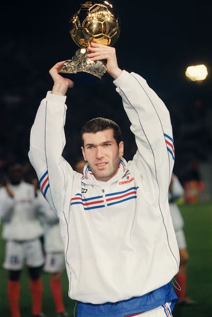 Zidane sosteniendo el Balón de Oro que le fue otorgado en 1998.