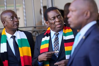 Zimbabue: legisladores aprueban alargar mandato de presidente, quien tiene 83 años