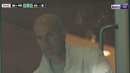 Zinedine Zidane en uno de los palcos del Arrowhead Stadium