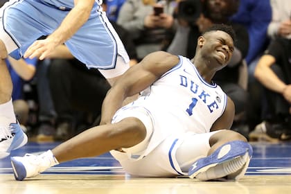 La zapatilla de Zion Williamson destrozada y el gesto de dolor del jugador de Duke