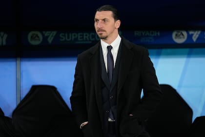 Zlatan Ibrahimovic aseguró que, de haber estado en la pelea, le hubiera dado un cabezazo a Paredes. (AP Photo/Altaf Qadri, archivo)