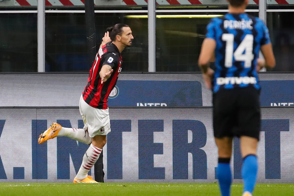 Zlatan Ibrahimovic del AC Milán celebra después de anotar el segundo gol de su equipo durante el partido de fútbol de la Serie A entre el Inter de Milán y el AC Milán en el Estadio San Siro, en Milán