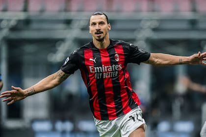 Zlatan Ibrahimovic del AC Milan celebra tras anotar el primer gol de su equipo durante el partido de fútbol de la Serie A entre el Inter de Milán y el AC Milan en el Estadio San Siro, en Milán