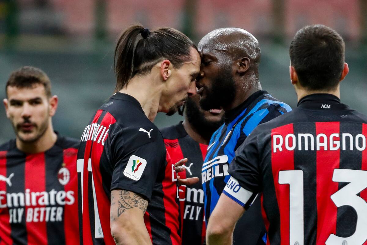 Zlatan Ibrahimovic del AC Milán, centro izquierda, y Romelu Lukaku del Inter de Milán, centro derecha, discuten durante un partido de octavos de final de la Copa de Italia entre el Inter de Milán y el AC Milán en el estadio de San Siro