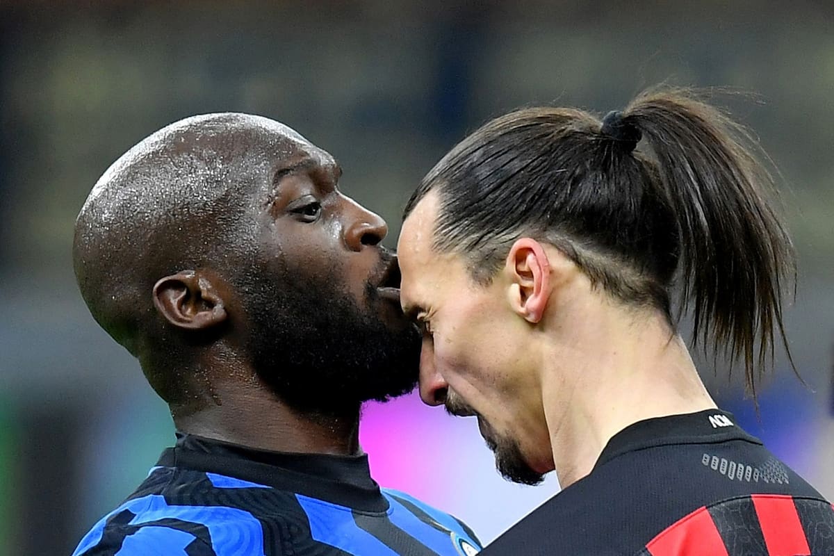 Zlatan Ibrahimovic del AC Milan choca con Romelu Lukaku del Inter de Milán