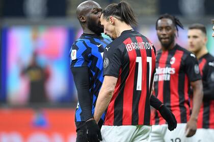 Zlatan Ibrahimovic del AC Milan choca con Romelu Lukaku del Inter de Milán