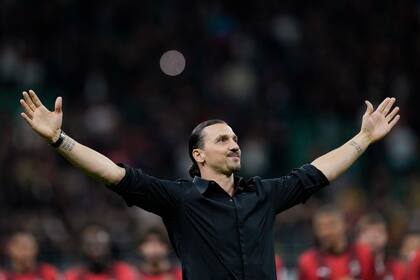 Zlatan Ibrahimovic les agradece a los hinchas de Milan por una despedida emocionante