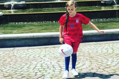 Zoe, con la camiseta del equipo de futbol de su ídola Alex Morgan.