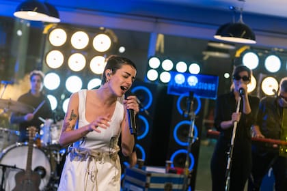 Zoe Gotusso deslumbró en la segunda sesión del ciclo de música de YPF ServiClub.