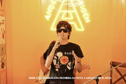 Zoe Gotusso salió de tras bambalinas para sorprender con un show íntimo a este grupo de personas que se animó a desconectar para conectar.