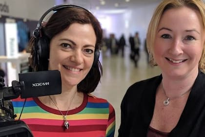 Zoe Kleinman, la corresponsal de la BBC, junto a su camarógrafa Tracey Langford