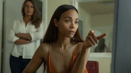 Zoe Saldaña, estadounidense de ascendencia dominicana, personifica a la abogada Rita Mora Castro