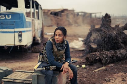 Zoe Saldaña se pone en la piel de una infante de marina que intenta acabar con una organización terrorista, equilibrando en el proceso su vida personal con la profesional en la serie Operativo: Lioness.