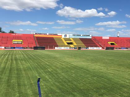 Zoe tiene un contrato publicitario con Deportivo Español que incluye las camisetas de todas las disciplinas, el estadio, canchas auxiliares y redes sociales
