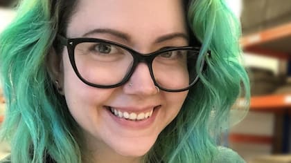 Zoey Clenshaw dice que está prosperando desde que comenzó a trabajar en la fábrica