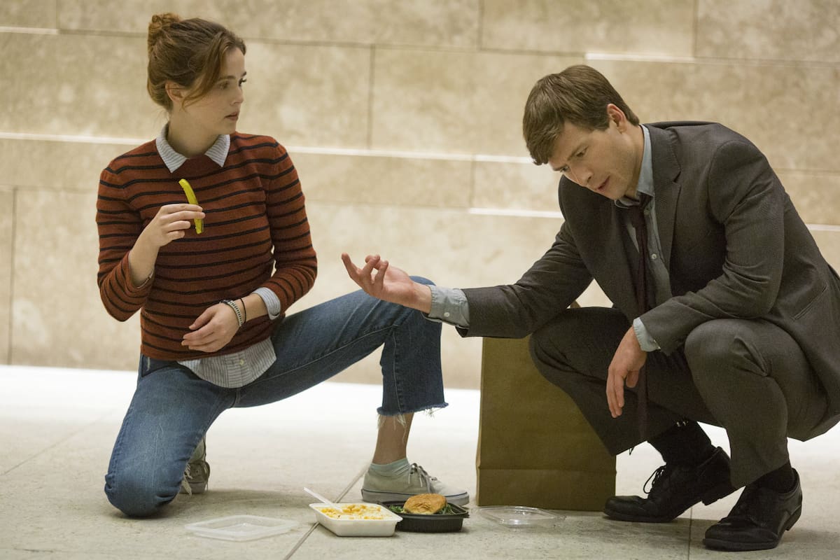 Zoey Deutch y Glenn Powell en Set It Up