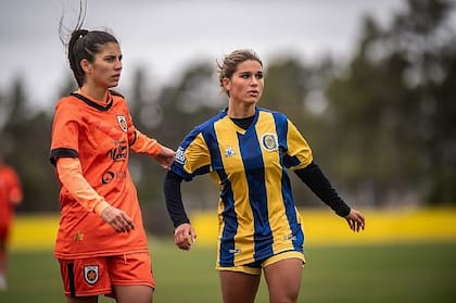 Zoey Kuhn aseguró que le sorprendió la agresividad que hay en el fútbol argentino y cómo los árbitros dejan seguir la jugada