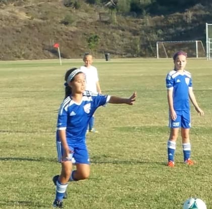 Zoey Kuhn juega al fútbol desde que tiene tres años