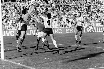 El arquero Zoff, Maradona, Gentile y Gabriel Calderón, en el Mundial España 82