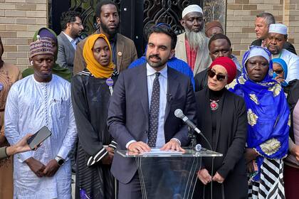 Zohran Mamdani, candidato demócrata a la alcaldía de Nueva York, habla en la mezquita del Centro Cultural Islámico del Bronx, el viernes 24 de octubre de 2025, en Nueva York