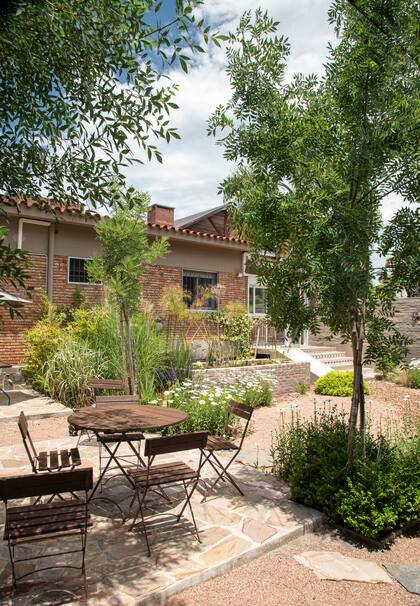 Zona de descanso junto al estanque
