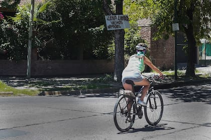 “Zona liberada, vecinos armados”: el cartel que colgaron los vecinos del barrio La Loma, de La Plata, para advertir a los delincuentes