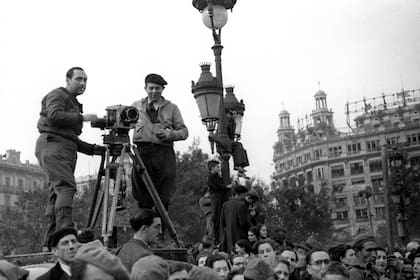 ZONA NACIONAL.- Barcelona, 27-1-1939.- Las tropas nacionales han entrado en la ciudad. Dos camarógrafos captan las imágenes de los soldados desfilando.