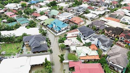 Zonas residenciales se ven inundadas por el tifón Kalmaegi a su paso por ciudad Cebú, en el centro de Filipinas