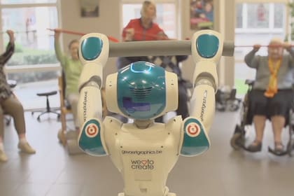 Zora es un robot basado en la plataforma desarrollada por SoftBank, y configurado para ser asistente en diversas tareas de rehabilitación en los hogares de ancianos y pacientes adultos