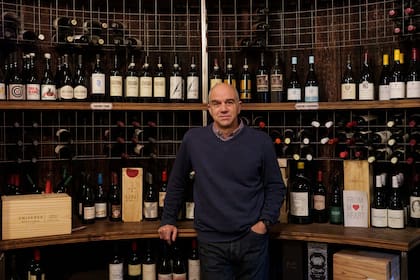 Zorreguieta se define como un apasionado de los vinos y hasta hizo su propio Pinot Noir. Aquí, en la cava de su restaurante