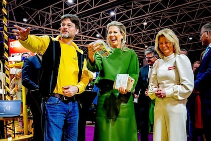 Zorreguieta se lució con una blusa verde pino y una falda midi de curo en un tono verde musco (Foto: Instagram @koninklijkhuis)