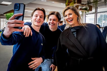 Zorreguieta visitó la escuela secundaria Liceo Coornhert donde participó de charlas sobre finanzas (Foto: Instagram @patrickvkatwijk)