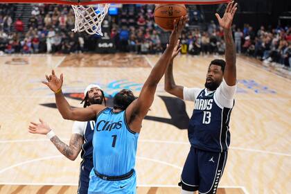 Zubac, Leonard y Harden lideran a Clippers en paliza 135-104 sobre Mavericks