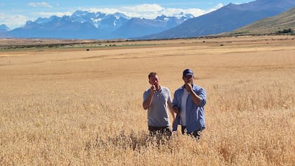 Zuber y Coggiola, al fondo el perfil del Parque Nacional Los Glaciares, Santa Cruz
