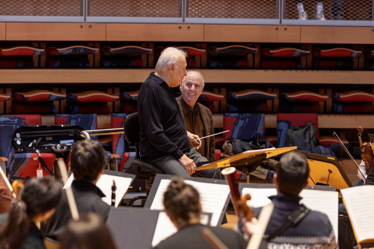 Zubin Mehta y Daniel Barenboim, en pleno ensayo en Pierre Boulez Saal con la Orquesta del Diván de Oriente y Occidente