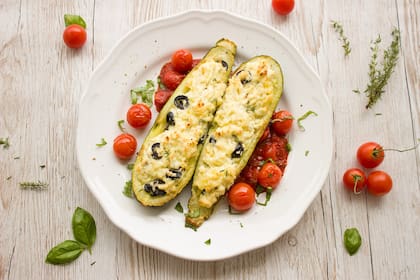 Zucchini (calabacín) rellenos con aceituna y queso, acompañados por cherrys confitados